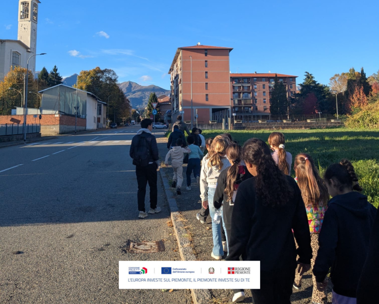 Bambini che camminano al Villaggio Lamarmora